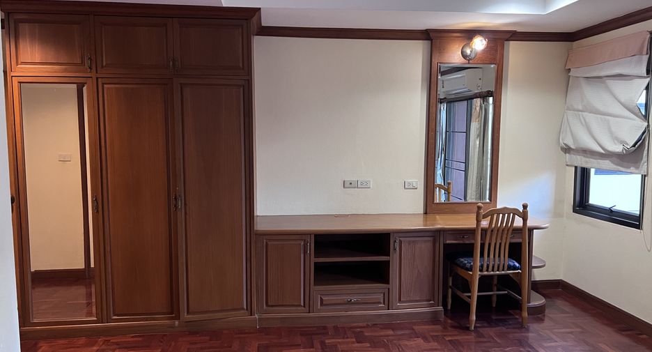 For rent 3 bedrooms apartment in Watthana, Bangkok
