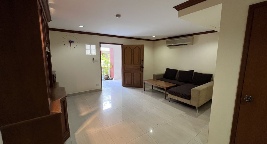 For rent 3 bedrooms apartment in Watthana, Bangkok