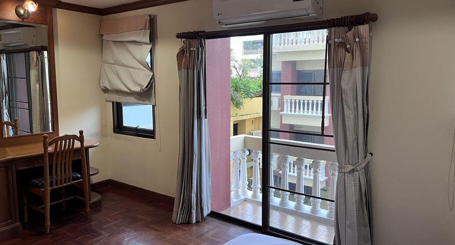 For rent 3 bedrooms apartment in Watthana, Bangkok