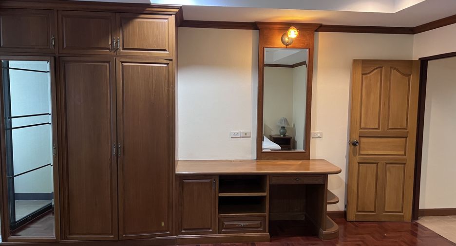 For rent 3 bedrooms apartment in Watthana, Bangkok