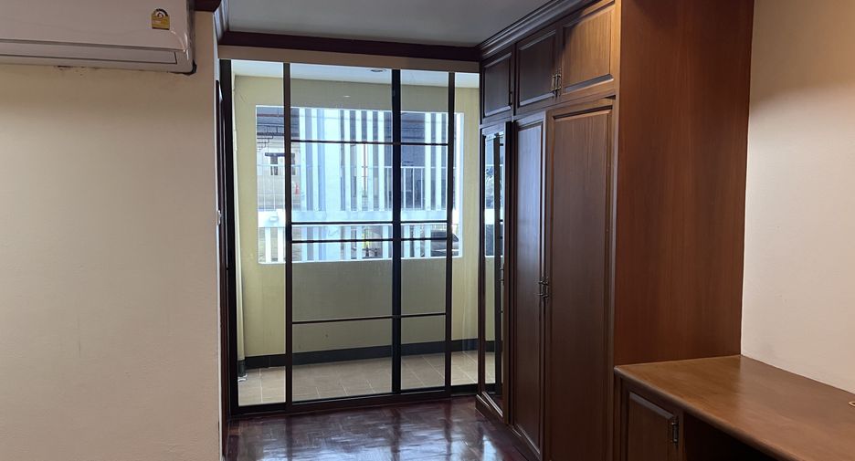 For rent 3 bedrooms apartment in Watthana, Bangkok