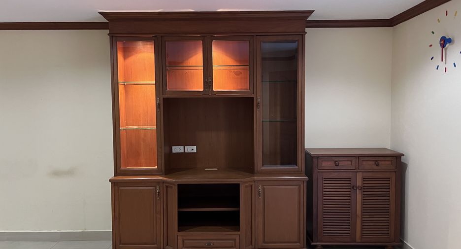 For rent 3 bedrooms apartment in Watthana, Bangkok