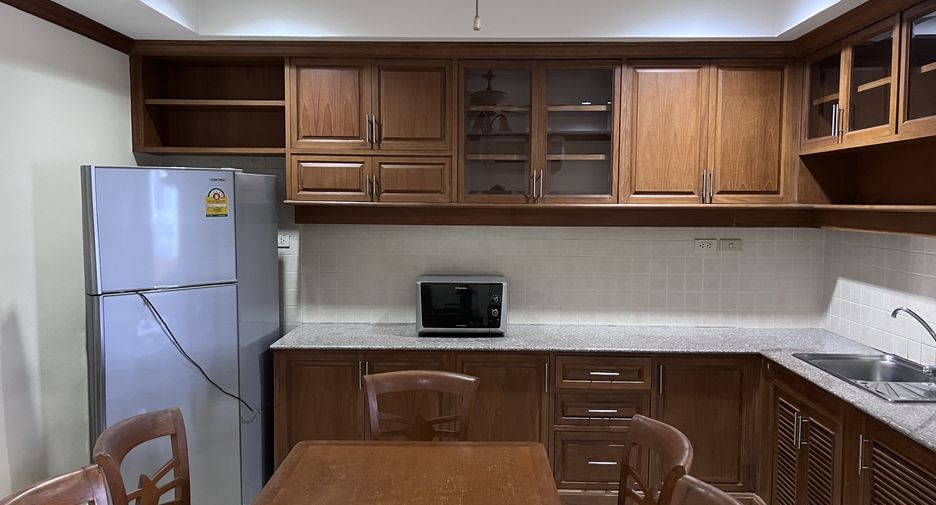For rent 3 bedrooms apartment in Watthana, Bangkok