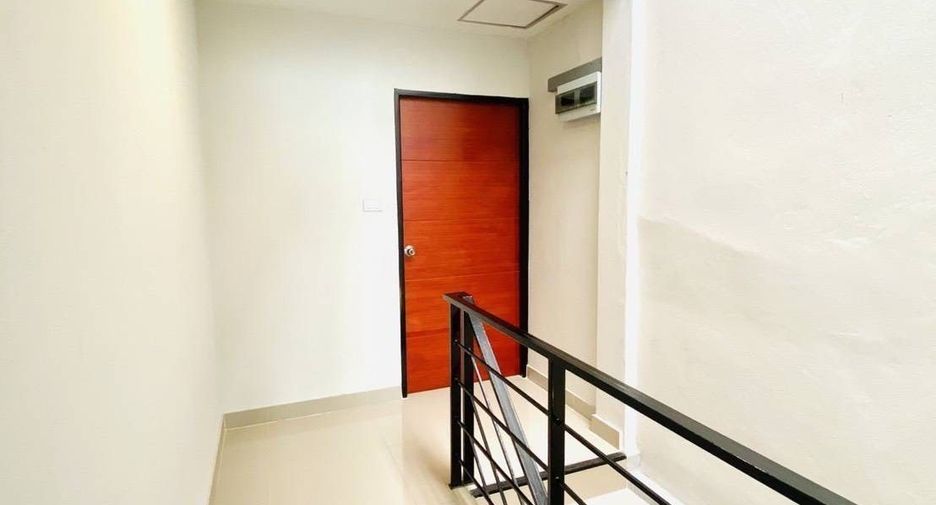 For rent 4 bedrooms townhouse in Bang Na, Bangkok