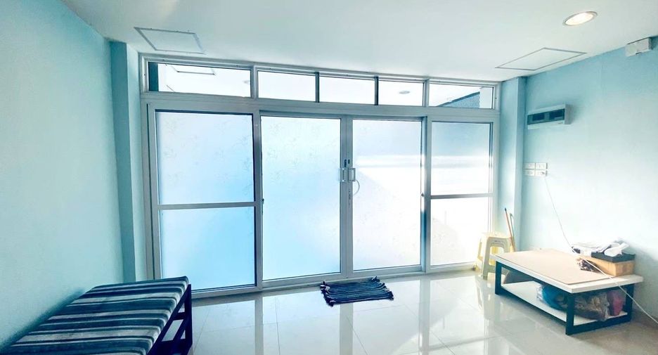 For rent 4 bedrooms townhouse in Bang Na, Bangkok