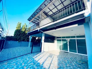 For rent 4 bedrooms townhouse in Bang Na, Bangkok