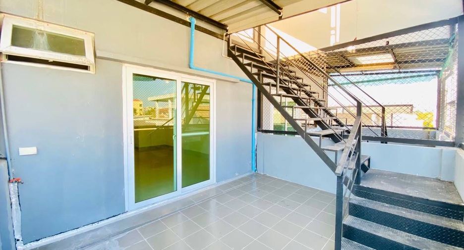 For rent 4 bedrooms townhouse in Bang Na, Bangkok