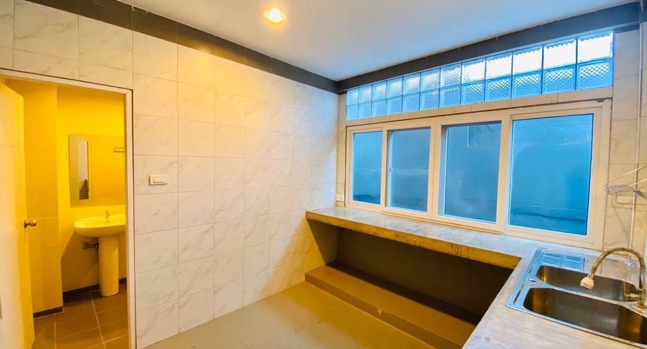 For rent 4 bedrooms townhouse in Bang Na, Bangkok