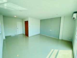 For rent 4 bedrooms townhouse in Bang Na, Bangkok
