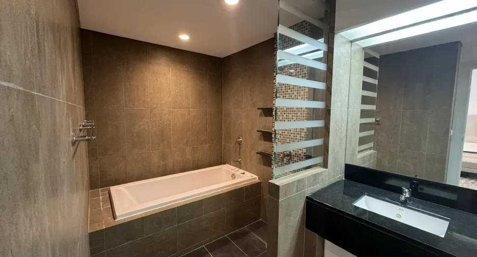 For rent 3 bedrooms apartment in Watthana, Bangkok
