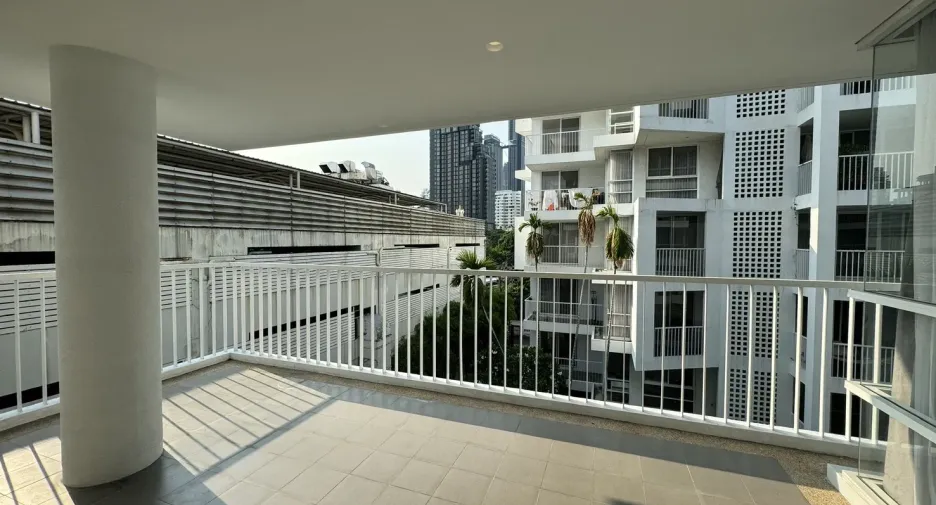For rent 3 bedrooms apartment in Watthana, Bangkok