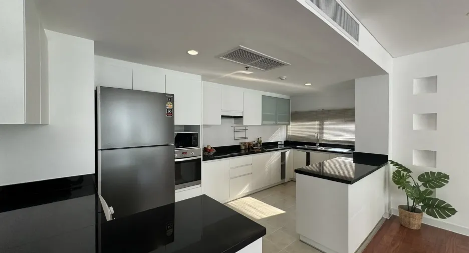 For rent 3 bedrooms apartment in Watthana, Bangkok