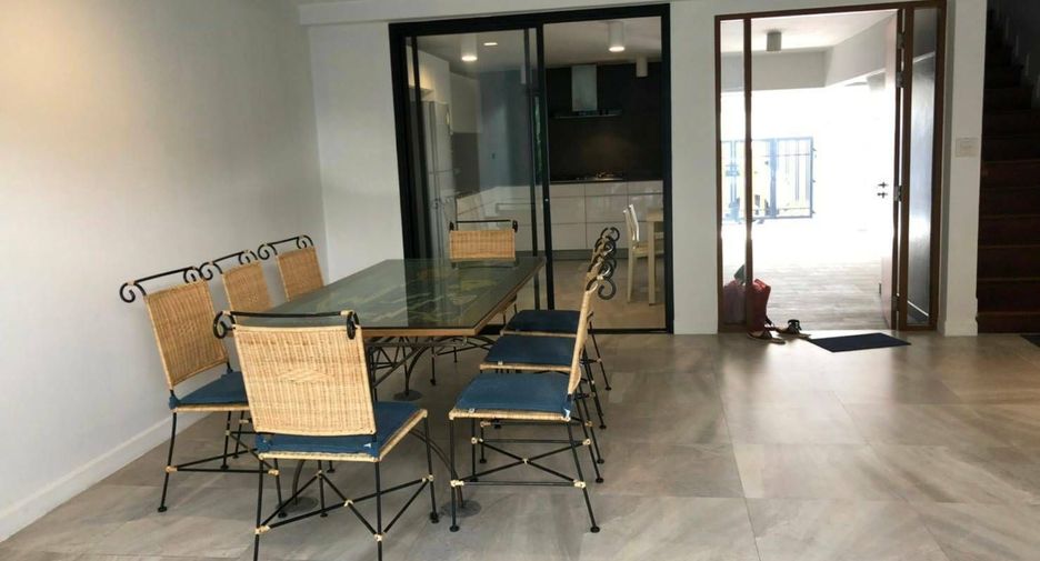 Haus zur Miete mit 5 Zimmer in Watthana, Bangkok