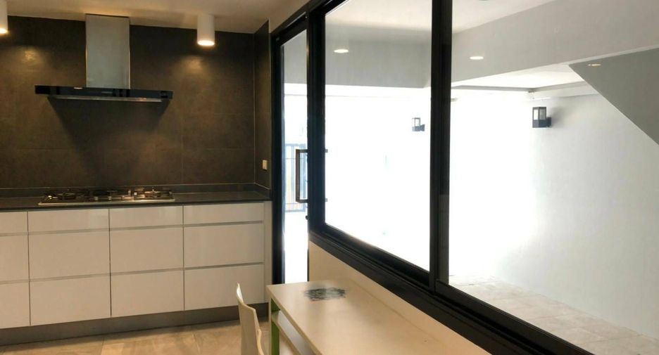 Haus zur Miete mit 5 Zimmer in Watthana, Bangkok