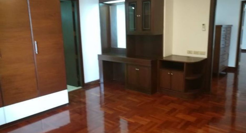 For rent 3 bedrooms condo in Khlong Toei, Bangkok
