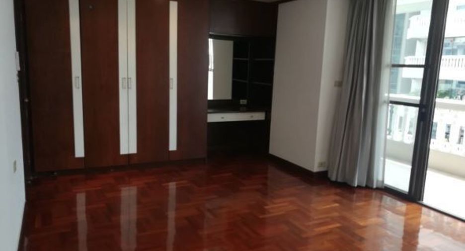 For rent 3 bedrooms condo in Khlong Toei, Bangkok