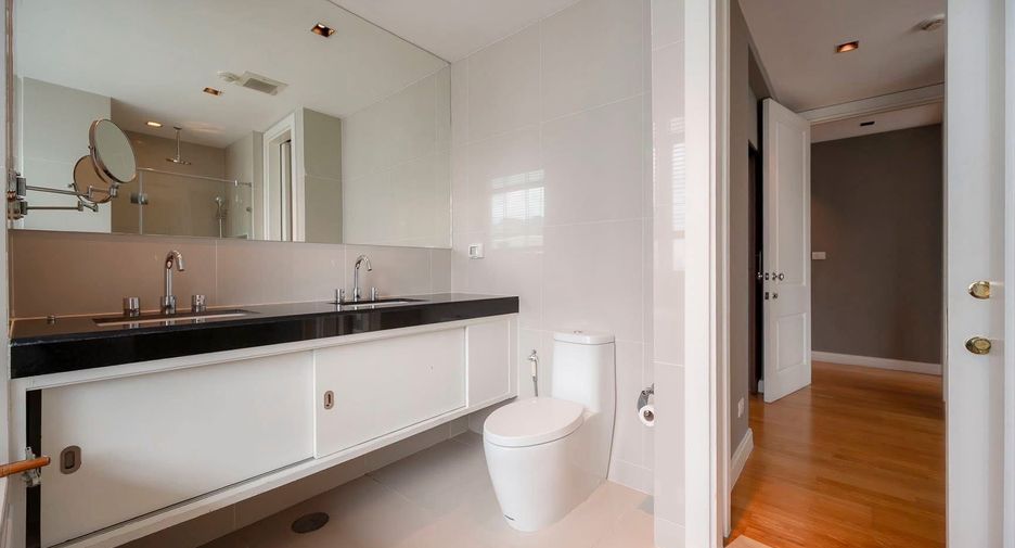 For rent 3 bedrooms condo in Pathum Wan, Bangkok