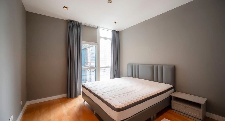For rent 3 bedrooms condo in Pathum Wan, Bangkok