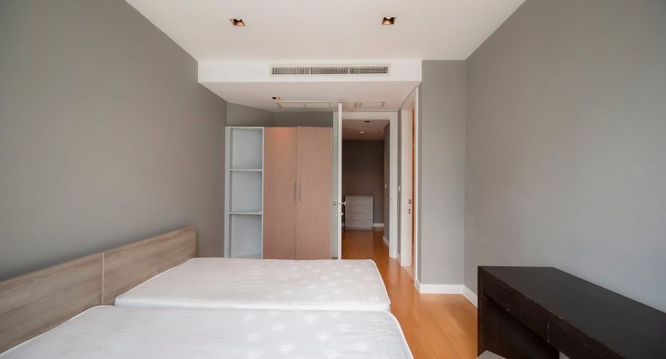 For rent 3 bedrooms condo in Pathum Wan, Bangkok