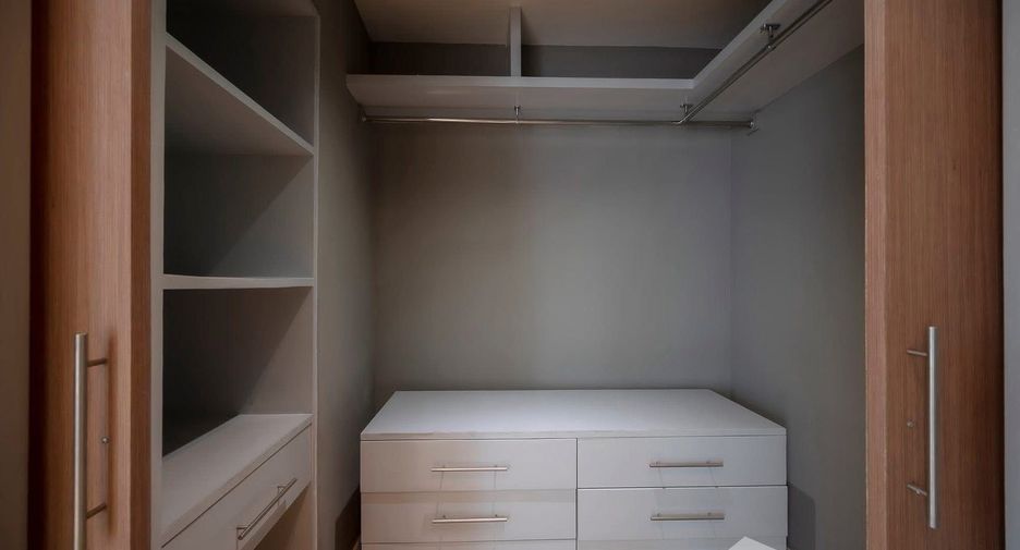 For rent 3 bedrooms condo in Pathum Wan, Bangkok