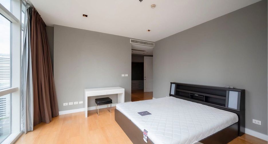 For rent 3 bedrooms condo in Pathum Wan, Bangkok