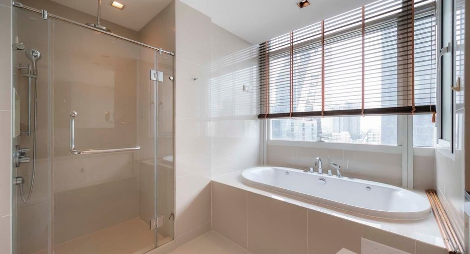 For rent 3 bedrooms condo in Pathum Wan, Bangkok