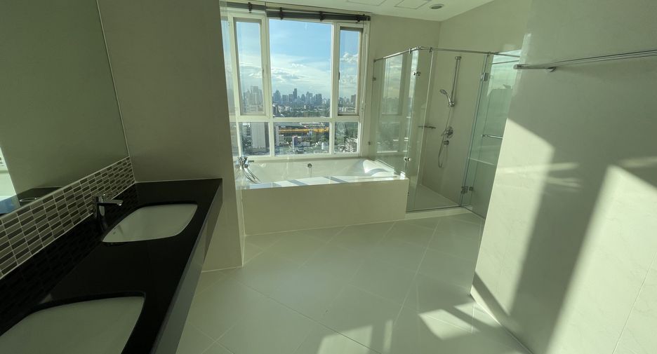For rent 4 bedrooms apartment in Khlong Toei, Bangkok