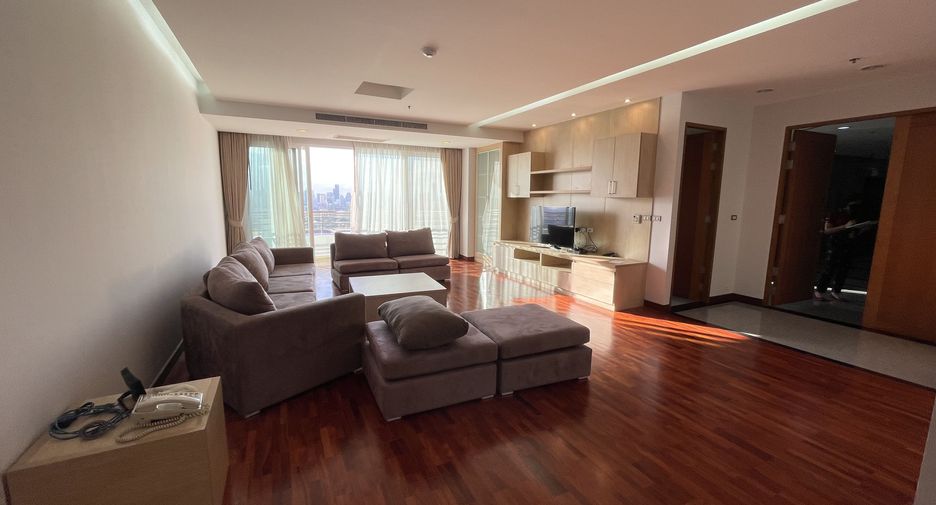 For rent 4 bedrooms apartment in Khlong Toei, Bangkok