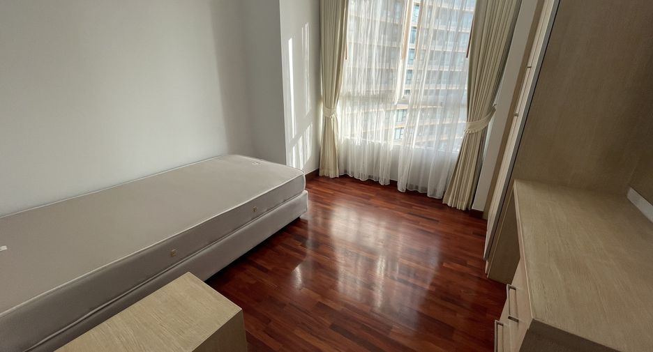 For rent 4 bedrooms apartment in Khlong Toei, Bangkok