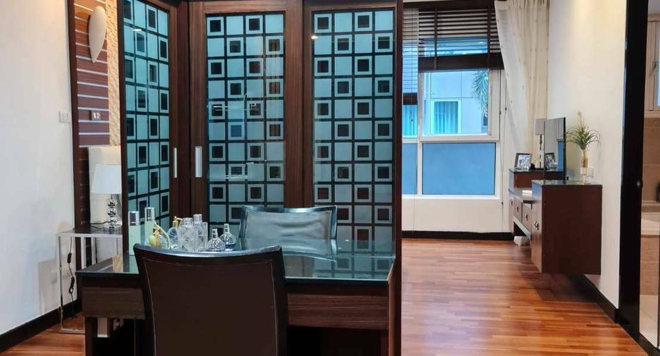 For rent 2 bedrooms condo in Watthana, Bangkok