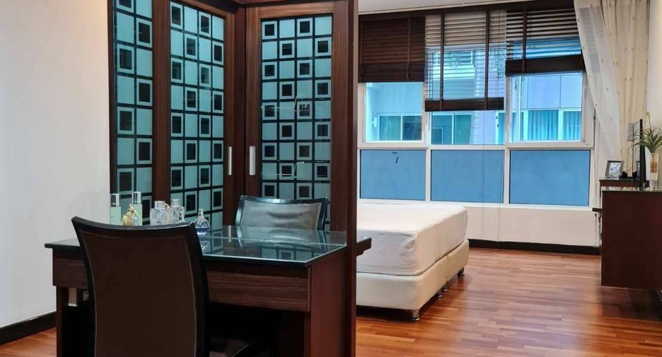 For rent 2 bedrooms condo in Watthana, Bangkok