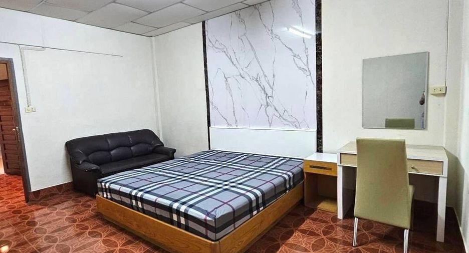 For rent 2 bedrooms townhouse in Suan Luang, Bangkok