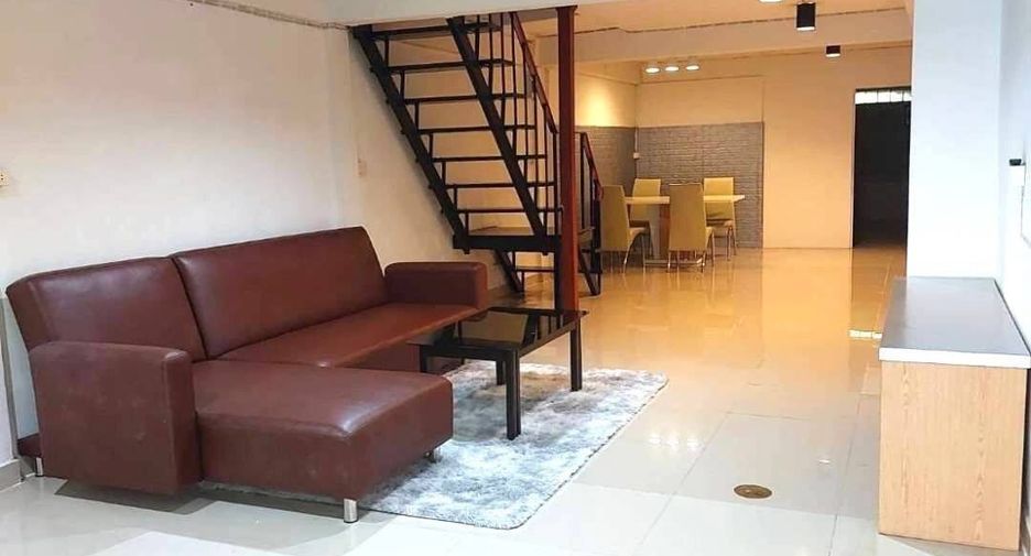 For rent 2 bedrooms townhouse in Suan Luang, Bangkok