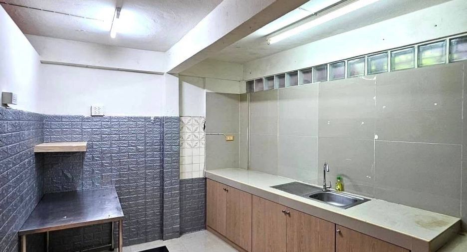 For rent 2 bedrooms townhouse in Suan Luang, Bangkok