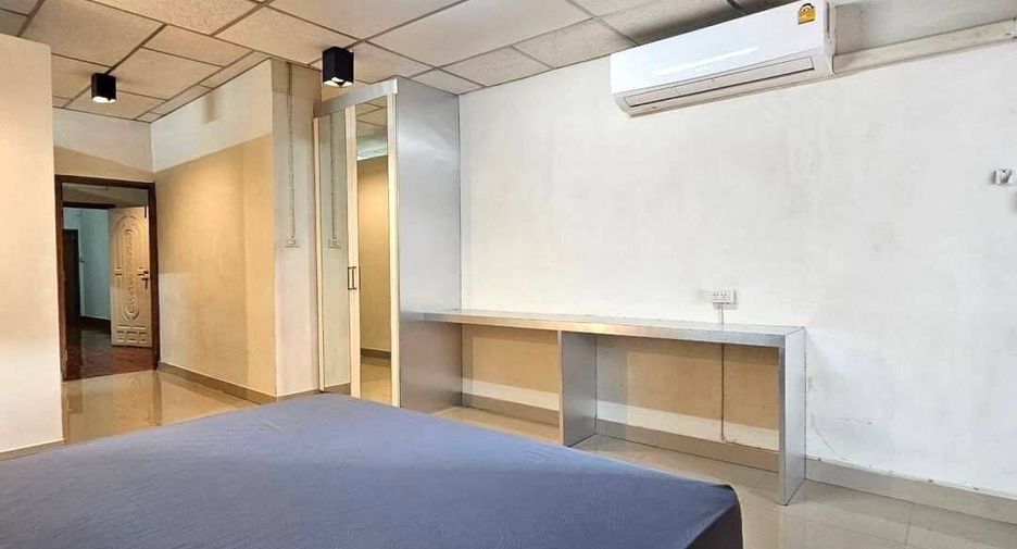 For rent 2 bedrooms townhouse in Suan Luang, Bangkok