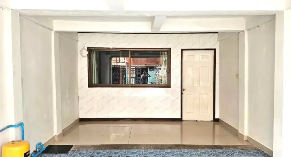 For rent 2 bedrooms townhouse in Suan Luang, Bangkok