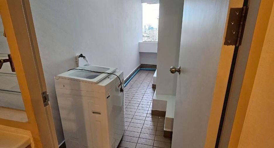 For rent 3 bedrooms condo in Yan Nawa, Bangkok