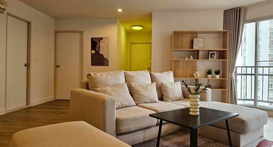 For rent 3 bedrooms condo in Yan Nawa, Bangkok