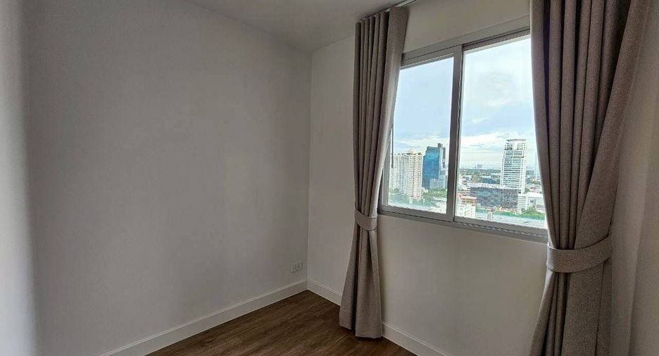 For rent 3 bedrooms condo in Yan Nawa, Bangkok