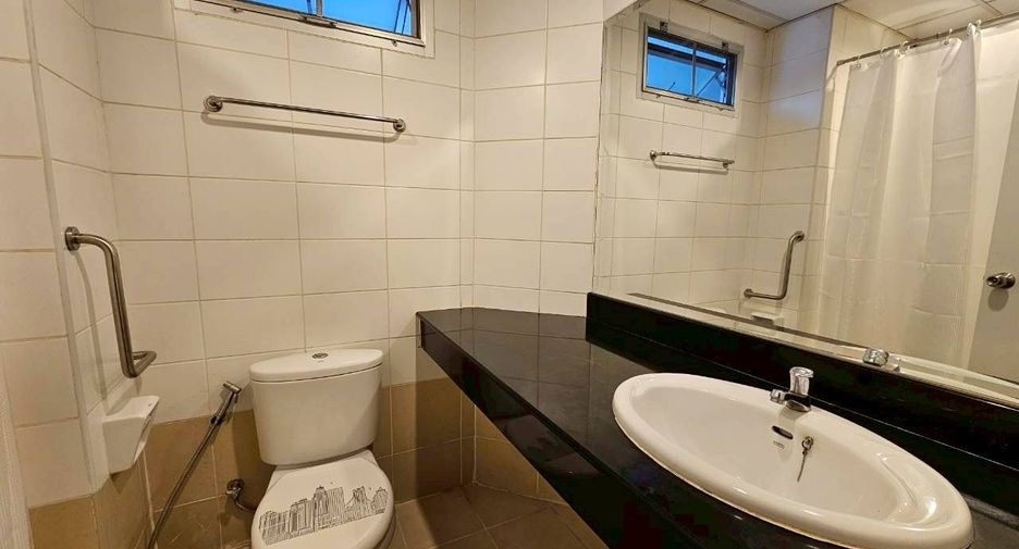 For rent 3 bedrooms condo in Yan Nawa, Bangkok