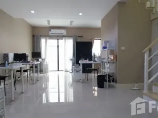 出租 3 卧室 联排别墅 在 Prawet, 曼谷