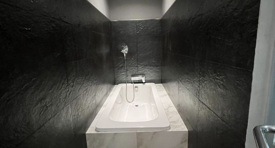 For rent 2 bedrooms apartment in Watthana, Bangkok