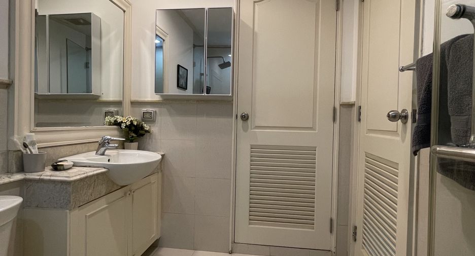 For rent 2 bedrooms condo in Khlong Toei, Bangkok