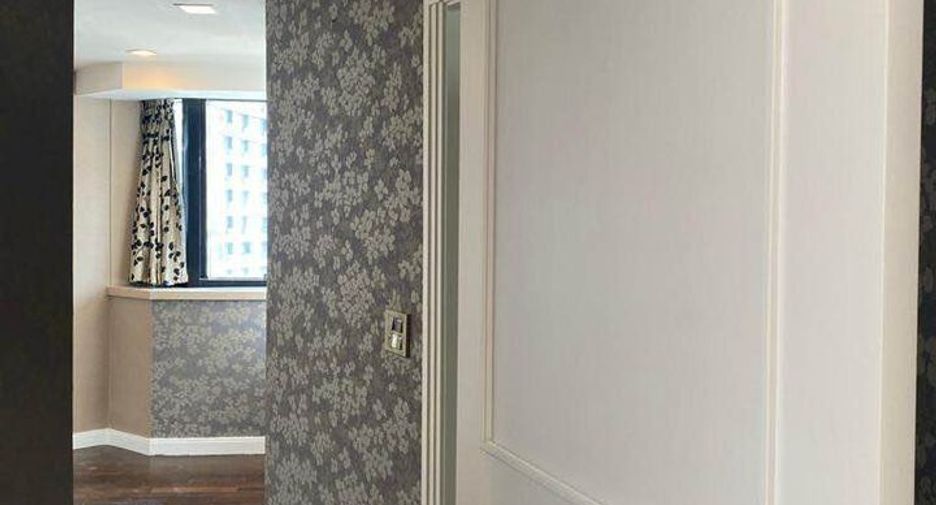 For rent 3 bedrooms condo in Khlong Toei, Bangkok