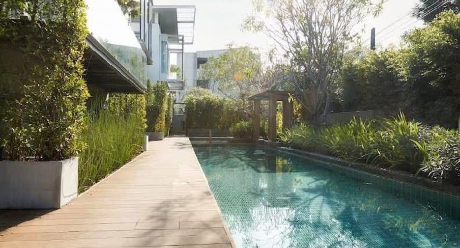 For rent 4 bedrooms villa in Huai Khwang, Bangkok