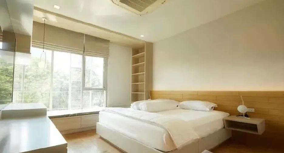 For rent 4 bedrooms villa in Huai Khwang, Bangkok