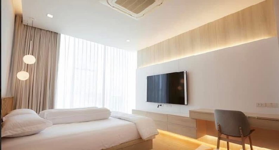 For rent 4 bedrooms villa in Huai Khwang, Bangkok