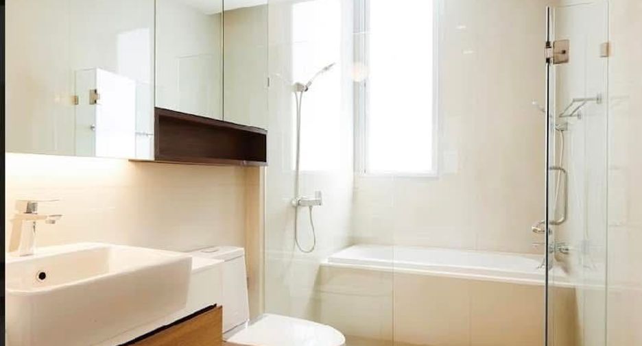 For rent 4 bedrooms villa in Huai Khwang, Bangkok