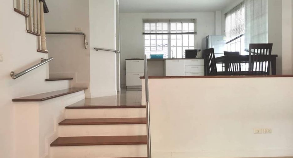 For rent 3 bedrooms townhouse in Bang Kapi, Bangkok