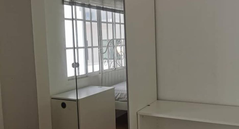 For rent 3 bedrooms townhouse in Bang Kapi, Bangkok